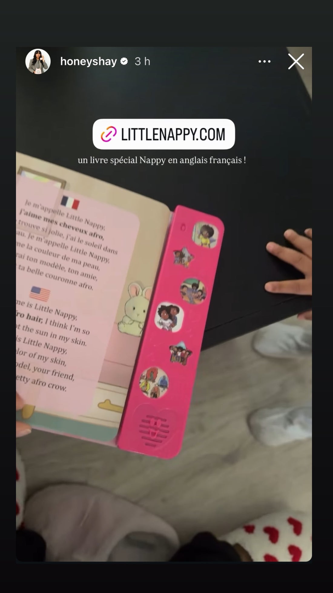 Story Instagram honeyshay sur le livre sonore Little Nappy : un livre spécial Nappy en anglais français, pages français et anglais avec les boutons chansons
