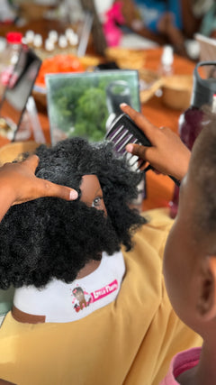 Enfant qui coiffe la tête à coiffer noire aux cheveux afro Little Happy (visuel 3)