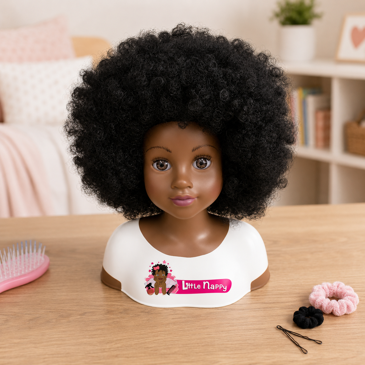 Tête à coiffer noire aux cheveux afro Little Happy — tresses, vanilles et perles, dès 5 ans